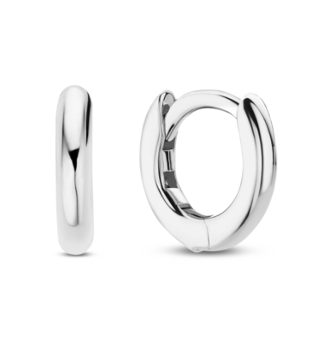 Deze TI SENTO zilveren mini huggies 7954SI getuigen van tijdloze elegantie en ingetogen charme. Gemaakt van eersteklas 925 sterling zilver en gecoat met platina, vormen deze mini oorbellen een luxe aanvulling op je sieradencollectie. Met een sierlijke diameter van 10 mm zijn deze oorbellen ontworpen om je oren subtiel te omhelzen en zo een mooi, bescheiden statement te maken. De platina coating voegt een vleugje verfijning toe en zorgt ervoor dat deze huggies stralen met een schittering die betovert. Draag deze zilveren mini oorbellen solo voor een minimalistische look die moeiteloos elegantie uitstraalt of combineer ze met andere oorbellen om je eigen unieke Ear Party te creëren. Net als al onze sieraden zijn deze mini oorbellen nikkelvrij en hypoallergeen, waardoor ze niet alleen stijlvol zijn, maar ook comfortabel en van goede kwaliteit.